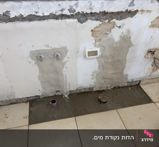 התקנת נקודות מים וצנרת ניקוז בקיר וברצפה במהלך שיפוץ